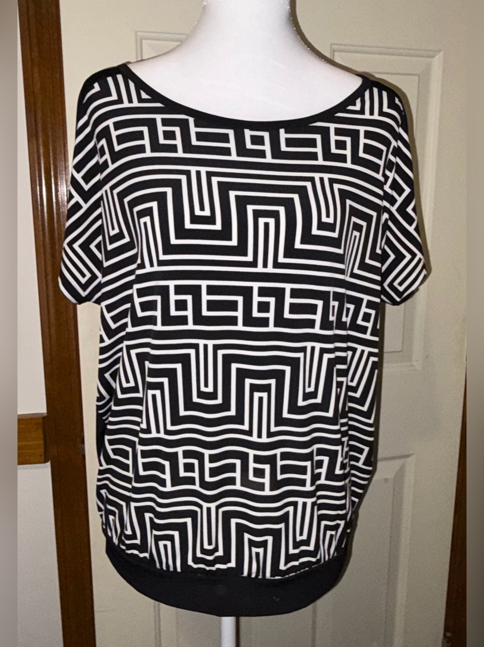 Chico's Black White Geometric Knit Round Neck Short Sleeve Tunic Blouse